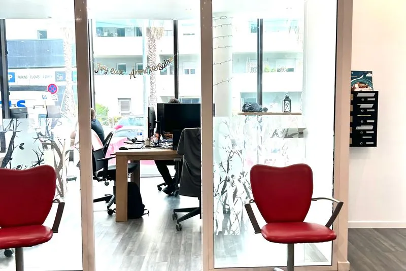 Bureau lumineux avec fenêtre