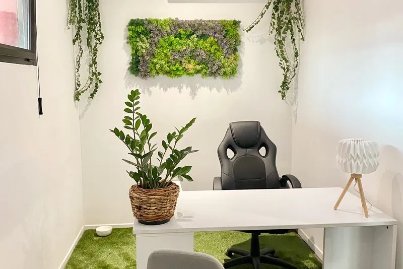 Bureau avec décoration végétale