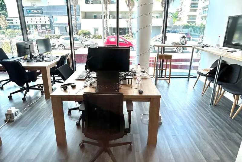 Bureau avec vitrine au centre d'affaires