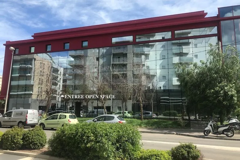 Façade complète du bâtiment, centre d'affaires Antibes