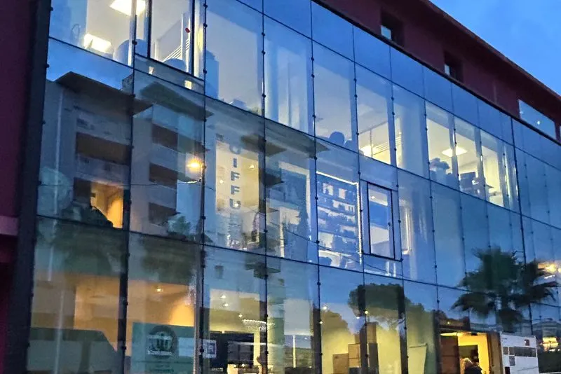 Vue nocturne du centre d'affaires Antibes